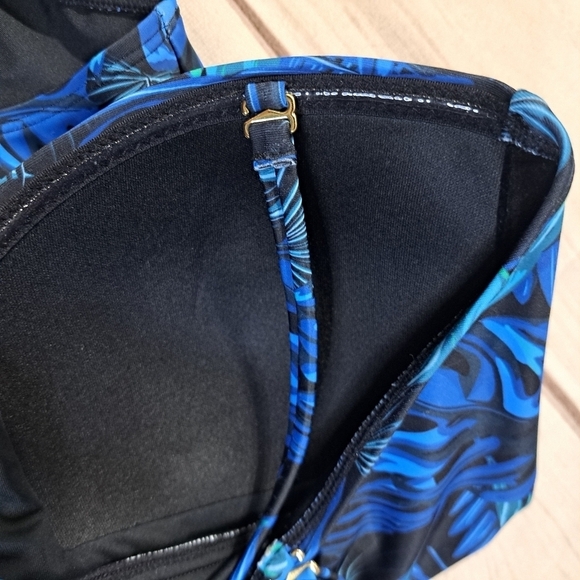 Relleciga Leaf Print One Piece Swimsuit Size Medium - Picture 8 of 8